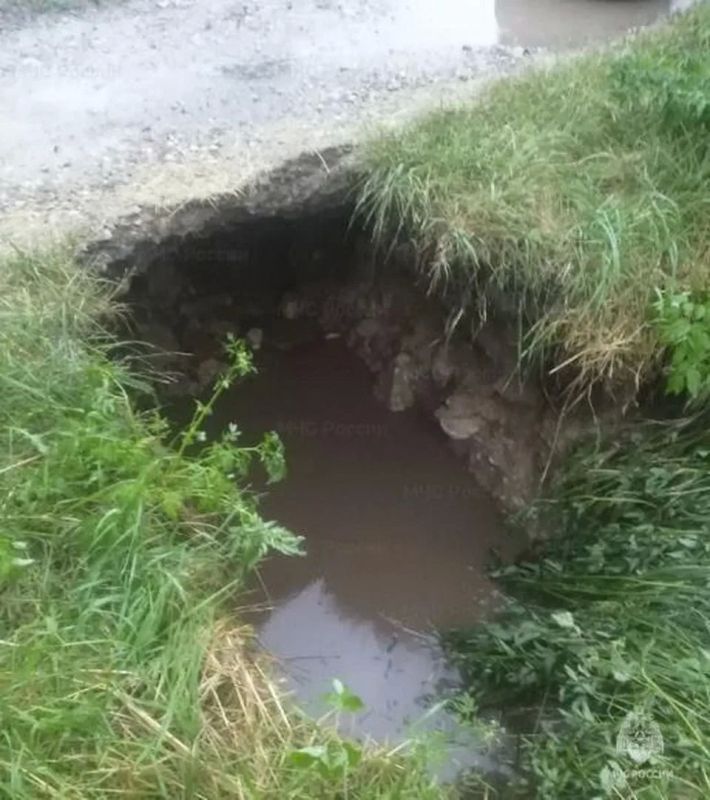 В Калужской области после ливней затопило дачи и размыло трубопереезд В Калужской области после ливней затопило дачи и размыло трубопереезд