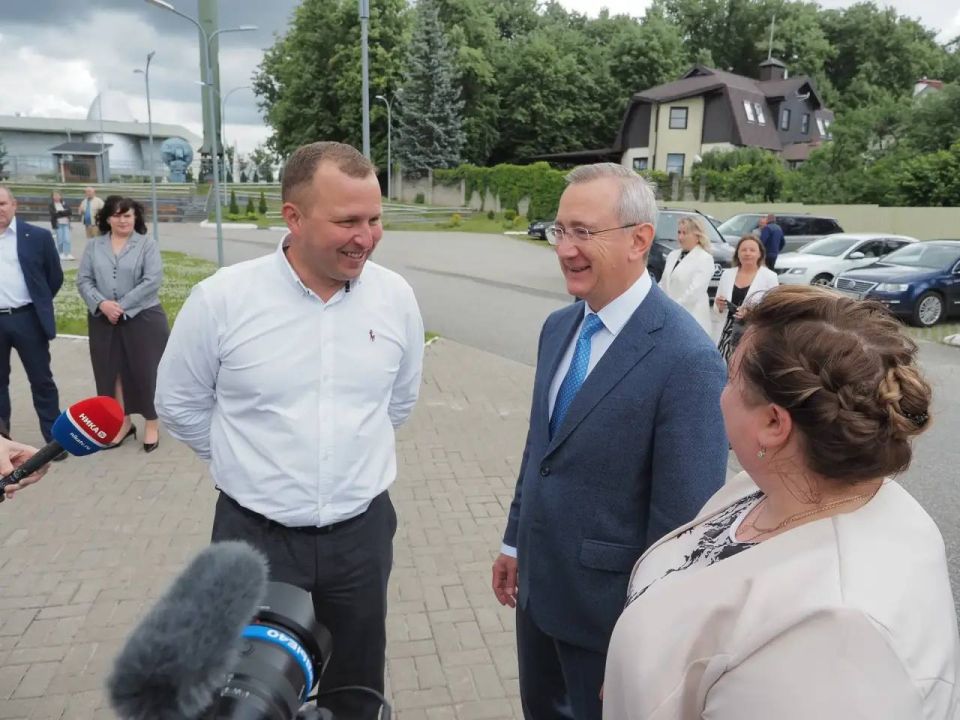 Владислав Шапша: Накануне Дня медицинского работника передал региональной службе скорой помощи еще четыре современных автомобиля Владислав Шапша: Накануне Дня медицинского работника передал региональной службе скорой помощи еще четыре современных автомобиля