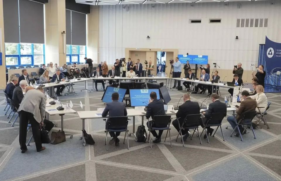 Иностранные студенты из ИАТЭ поделились с помощником президента РФ Андреем Фурсенко планами по трудоустройству Иностранные студенты из ИАТЭ поделились с помощником президента РФ Андреем Фурсенко планами по трудоустройству