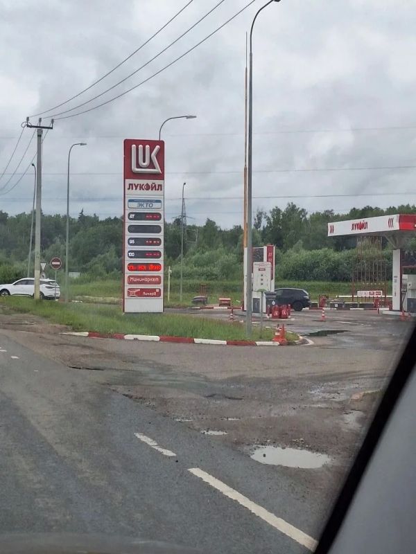Цены на бензин взлетели. Одним из последствий пожара на Московском нефтеперерабатывающем заводе стал скачок цен на топливо Цены на бензин взлетели. Одним из последствий пожара на Московском нефтеперерабатывающем заводе стал скачок цен на топливо