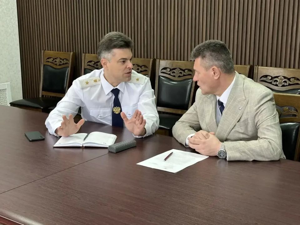 Прокурор области Константин Жиляков на рабочей встрече с председателем Калужского регионального отделения ООО «Союз машиностроителей России» Андреем Новиковым обсудил вопросы поддержки талантливых ребят, ставших победителями... Прокурор области Константин Жиляков на рабочей встрече с председателем Калужского регионального отделения ООО «Союз машиностроителей России» Андреем Новиковым обсудил вопросы поддержки талантливых ребят, ставших победителями...