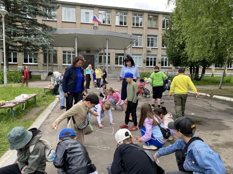 Полицейские и общественники провели урок ПДД для школьников Обнинска Полицейские и общественники провели урок ПДД для школьников Обнинска