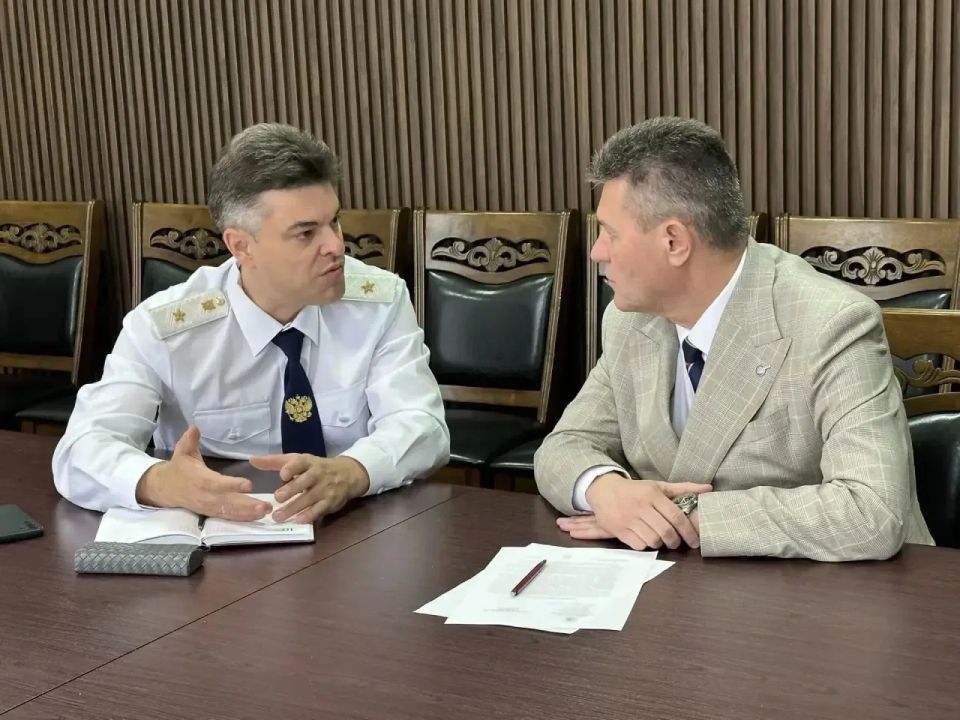 Прокурор области Константин Жиляков на рабочей встрече с председателем Калужского регионального отделения ООО «Союз машиностроителей России» Андреем Новиковым обсудил вопросы поддержки талантливых ребят, ставших победителями... Прокурор области Константин Жиляков на рабочей встрече с председателем Калужского регионального отделения ООО «Союз машиностроителей России» Андреем Новиковым обсудил вопросы поддержки талантливых ребят, ставших победителями...