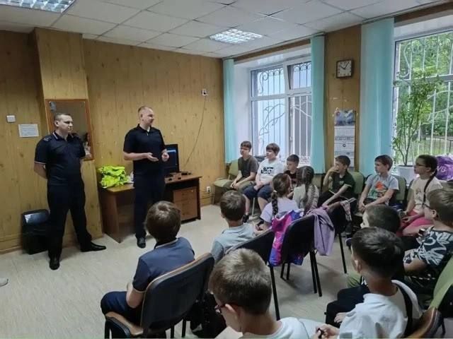 Сотрудники Госавтоинспекции провели урок дорожной безопасности для юных спортсменов Сотрудники Госавтоинспекции провели урок дорожной безопасности для юных спортсменов