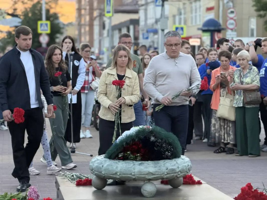 В Калуге зажгли свечи в честь героев войны В Калуге зажгли свечи в честь героев войны