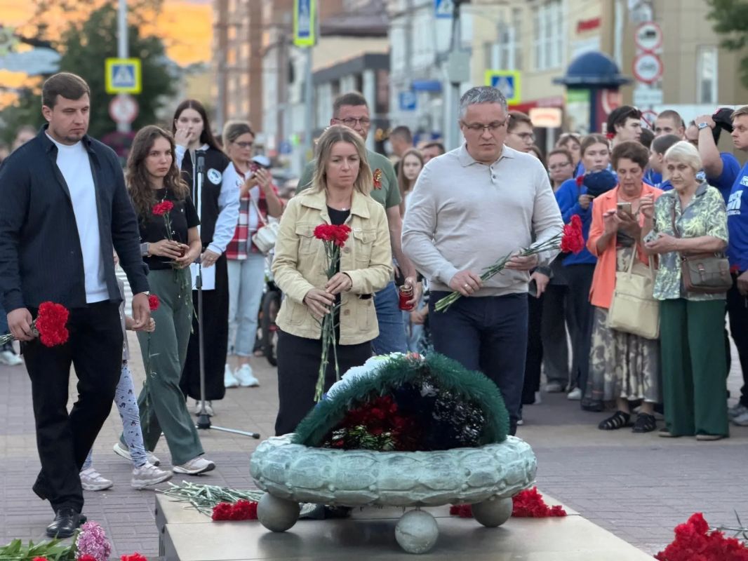 В Калуге зажгли свечи в честь героев войны В Калуге зажгли свечи в честь героев войны