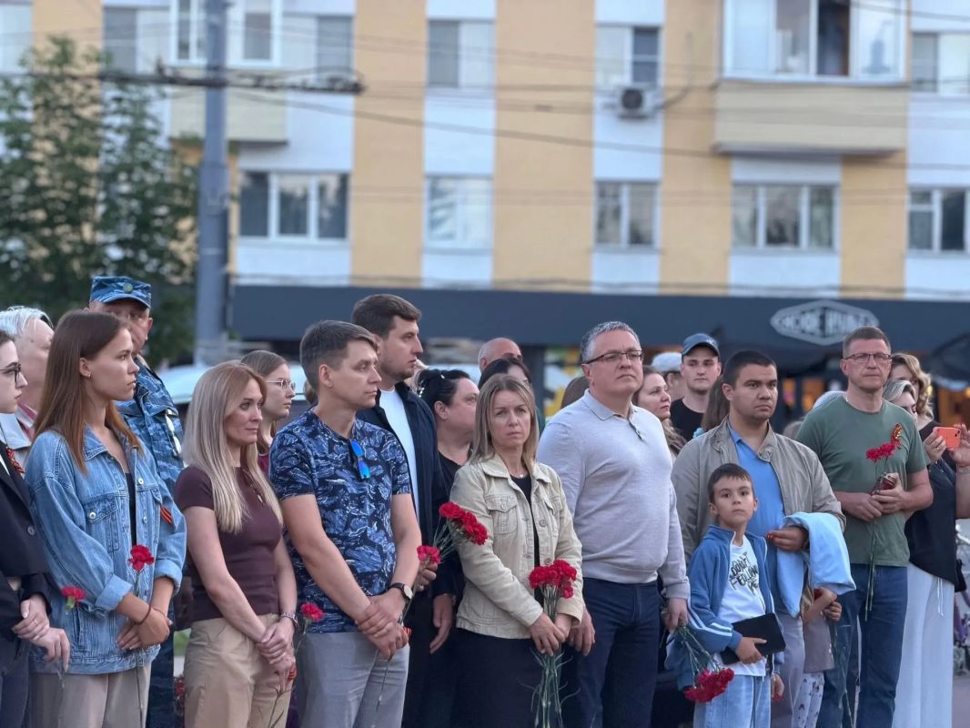В Калуге зажгли свечи в честь героев войны В Калуге зажгли свечи в честь героев войны