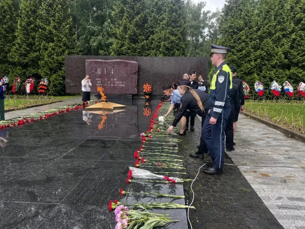 Калужские полицейские почтили память героев Великой Отечественной войны Калужские полицейские почтили память героев Великой Отечественной войны