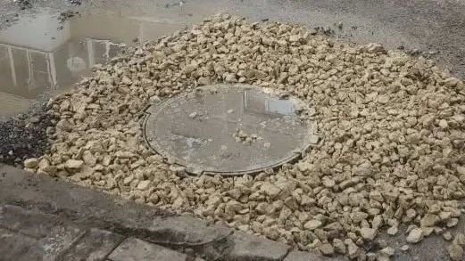 Люк на улице Константиновых отремонтируют до конца июля