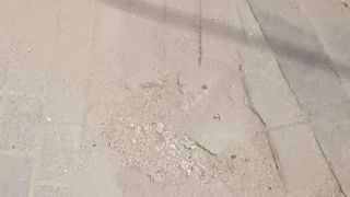 На улице Октябрьской устранили препятствие на дороге