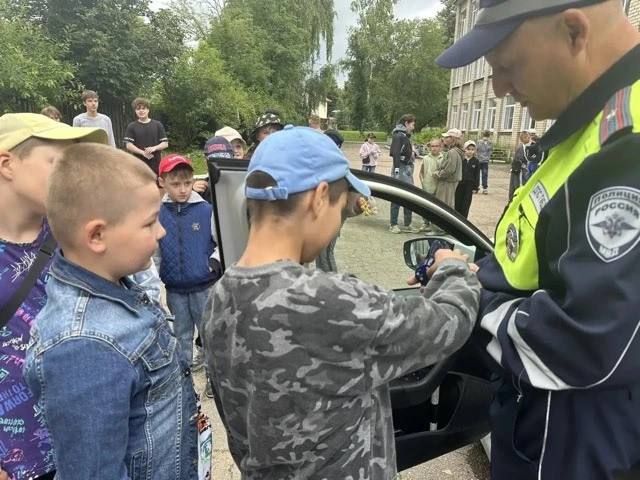 Сотрудники Госавтоинспекции провели уроки безопасности в школьных лагерях Сотрудники Госавтоинспекции провели уроки безопасности в школьных лагерях