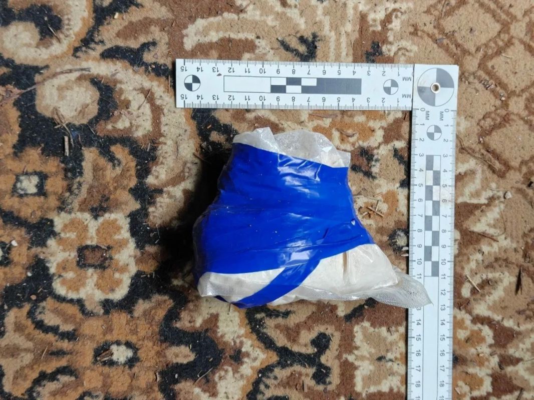 Полицейские Калуги задержали двух молодых людей, подозреваемых в незаконном обороте наркотических веществ Полицейские Калуги задержали двух молодых людей, подозреваемых в незаконном обороте наркотических веществ