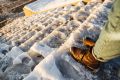 Лучшие способы борьбы с гололедом: выбираем эффективные посыпки для зимних тропинок