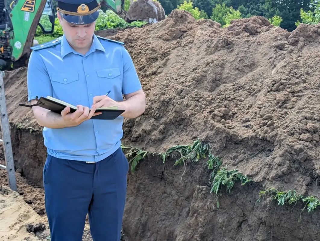 Прокурор Козельского района Роман Корташов координирует работу правоохранительных органов на месте проведения земельных работ, в ходе которых погиб мужчина
