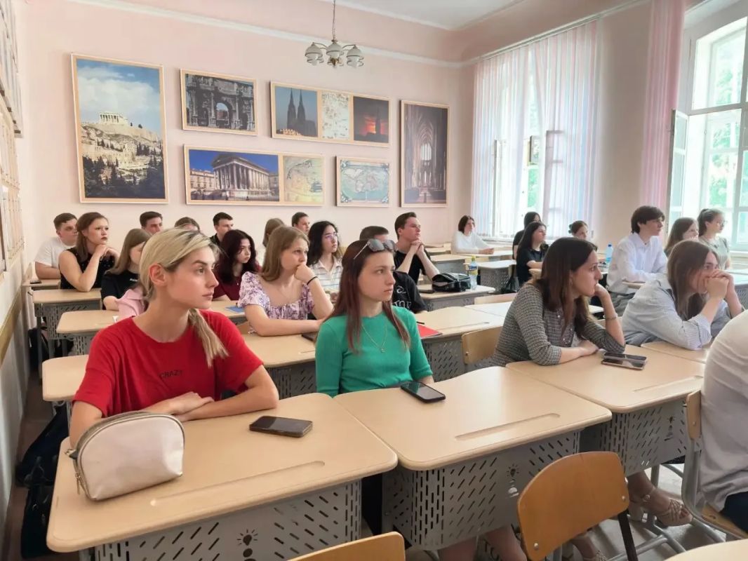 Заместитель начальника управления прокуратуры области Дмитрий Меньков обсудил со студентами Калужского государственного университета им. К.Э.Циолковского вопросы противодействия кибермошенничеству Заместитель начальника управления прокуратуры области Дмитрий Меньков обсудил со студентами Калужского государственного университета им. К.Э.Циолковского вопросы противодействия кибермошенничеству