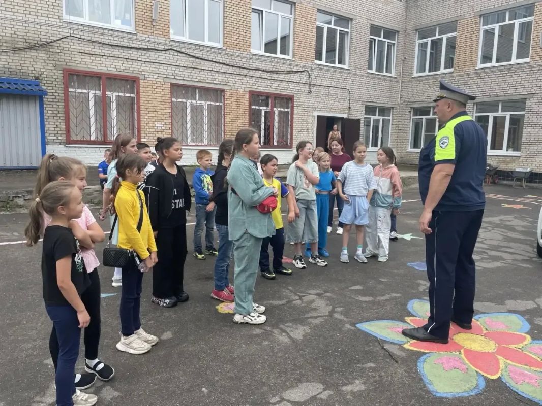 Сотрудник полиции провел профилактическое занятие в пришкольном лагере Сотрудник полиции провел профилактическое занятие в пришкольном лагере