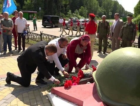 Участники масштабного автопробега возложили цветы к памятнику под Спас-Деменском
