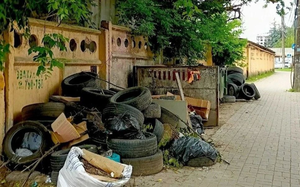 Жительница Калуги пожаловалась на горы покрышек