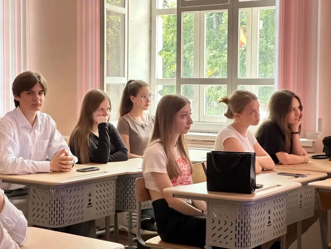 Заместитель начальника управления прокуратуры области Дмитрий Меньков обсудил со студентами Калужского государственного университета им. К.Э.Циолковского вопросы противодействия кибермошенничеству Заместитель начальника управления прокуратуры области Дмитрий Меньков обсудил со студентами Калужского государственного университета им. К.Э.Циолковского вопросы противодействия кибермошенничеству