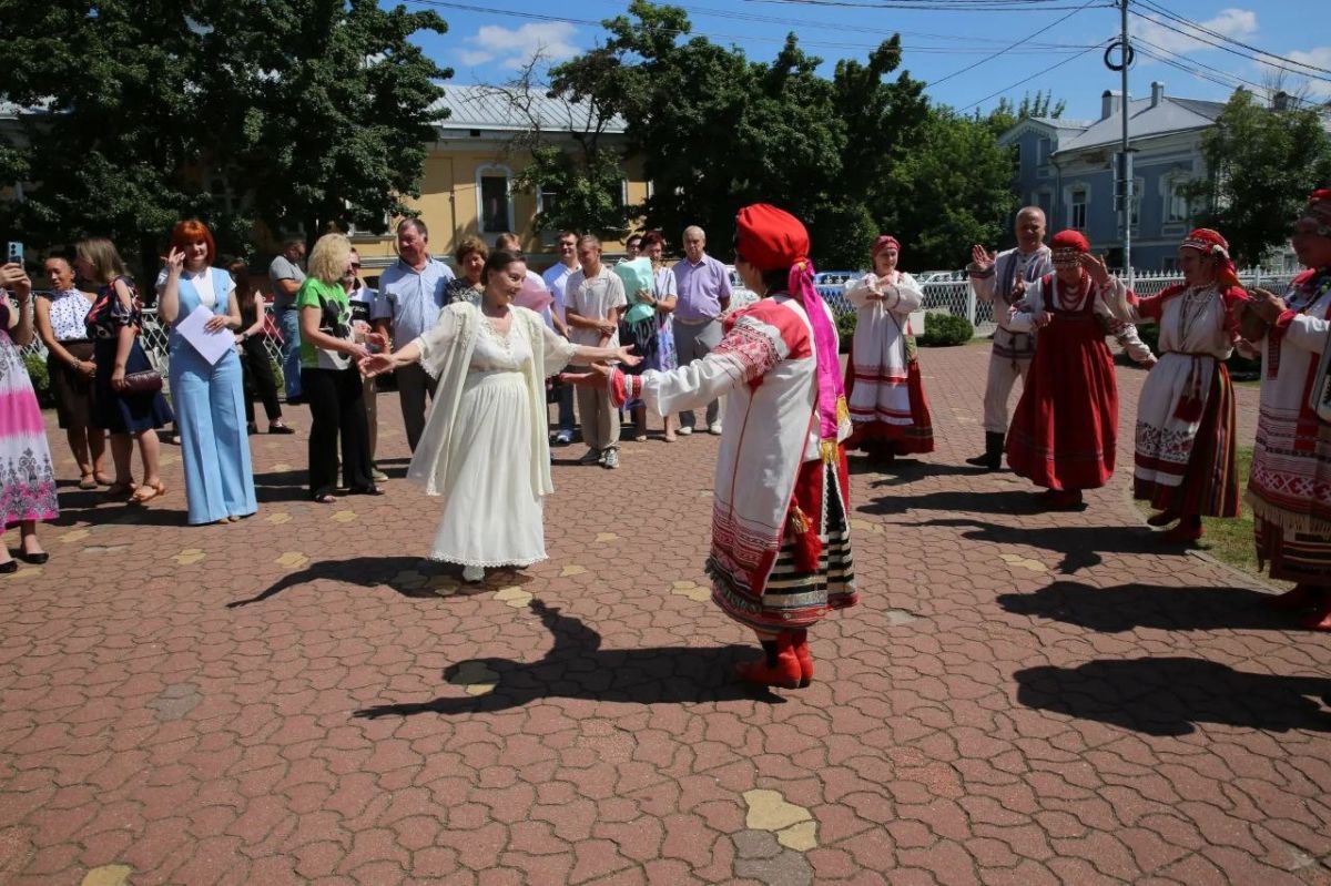 В преддверии Дня семьи, любви и верности в Калуге чествовали супружеские пары В преддверии Дня семьи, любви и верности в Калуге чествовали супружеские пары