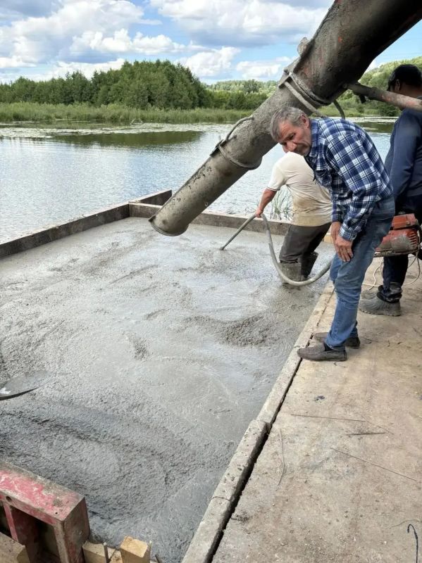 В Калуге завершают ремонт понтонного моста возле бора