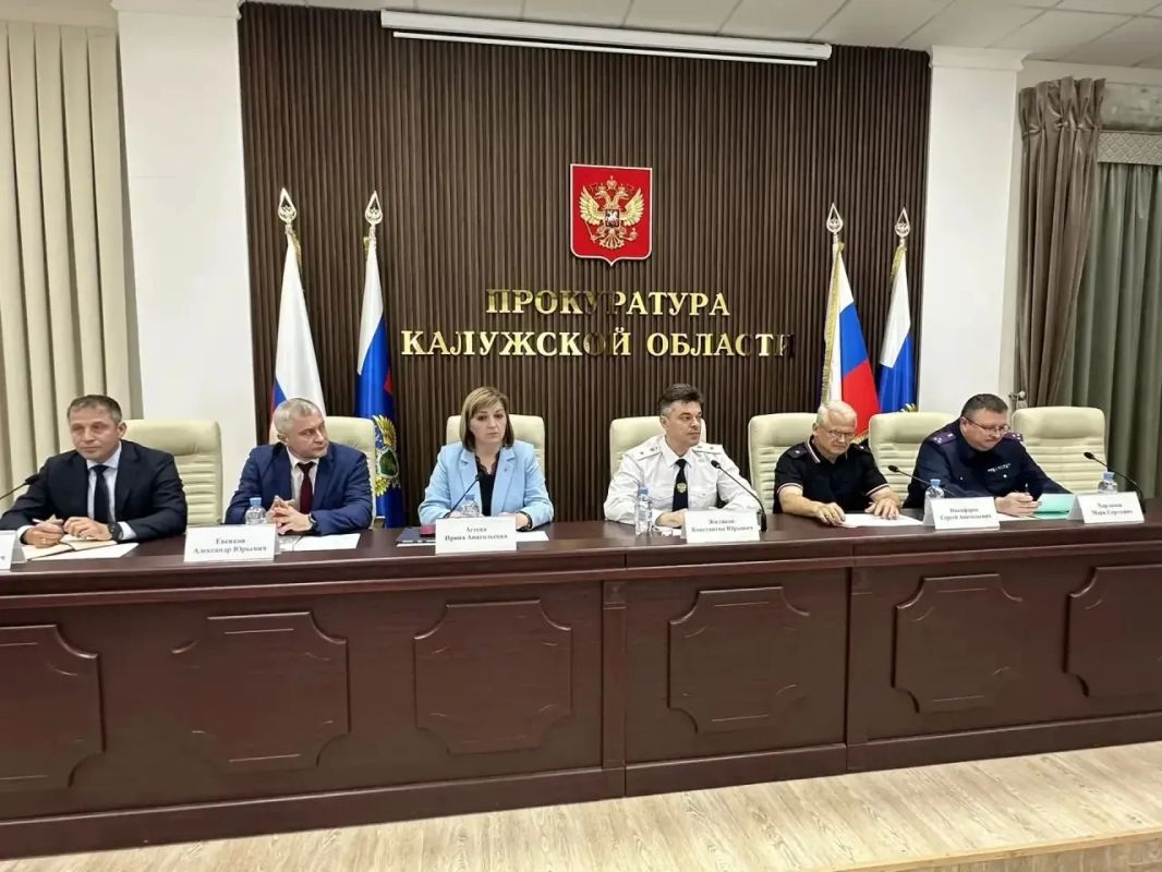 Под председательством прокурора области Константина Жилякова проведено заседание межведомственной рабочей группы по вопросу профилактики деструктивного поведения несовершеннолетних