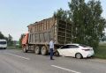 Водитель и пассажир грузовика погибли при замене колеса в Калужской области
