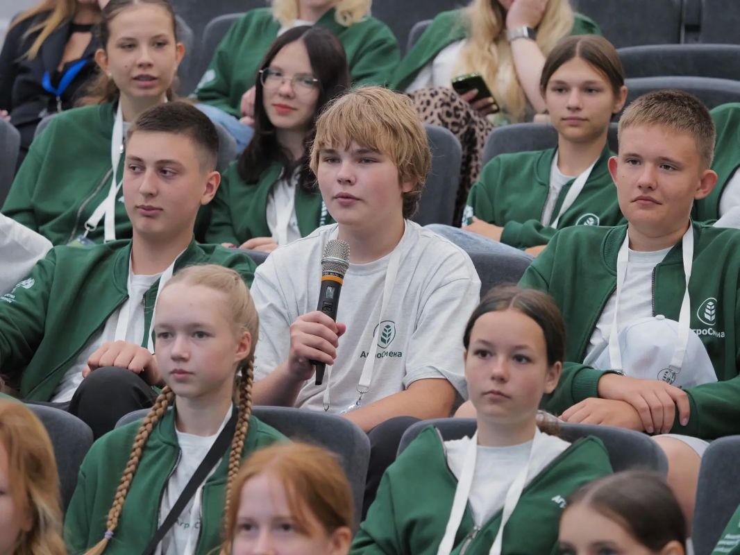Владислав Шапша: Всероссийская «АгроСмена-2026» - в Калуге! Сегодня в Федеральном технопарке профобразования стартовала тематическая смена для школьников из агроклассов России Владислав Шапша: Всероссийская «АгроСмена-2026» - в Калуге! Сегодня в Федеральном технопарке профобразования стартовала тематическая смена для школьников из агроклассов России