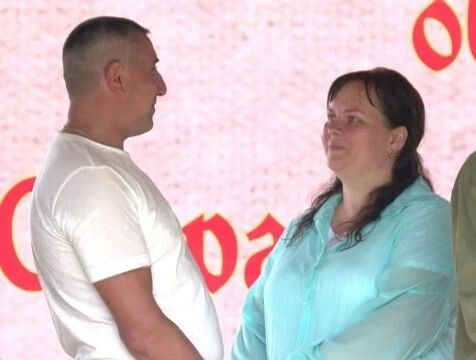 Десять калужских пар обновили брачные клятвы на фестивале "Глиняная свадьба"
