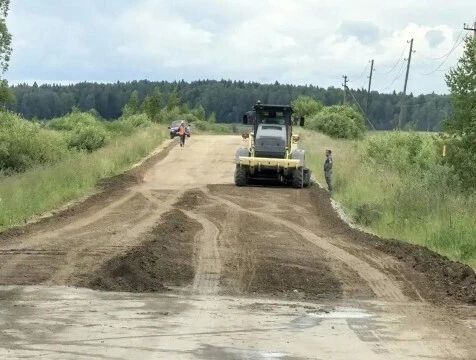 Дорогу к трем деревням ремонтируют в Сухиничском районе