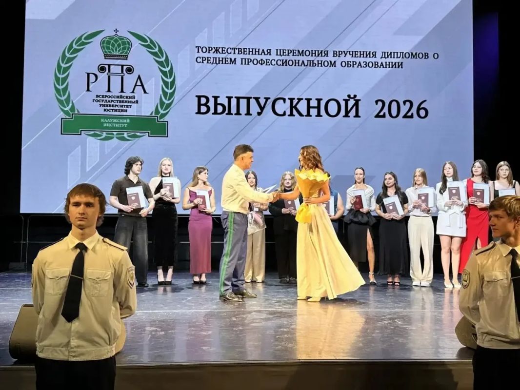 Прокурор области Константин Жиляков в торжественной обстановке вручил дипломы выпускникам колледжа Калужского института (филиала) ВГУЮ (РПА Минюста России), окончивших обучение с отличием, поздравил их и пожелал крепкого... Прокурор области Константин Жиляков в торжественной обстановке вручил дипломы выпускникам колледжа Калужского института (филиала) ВГУЮ (РПА Минюста России), окончивших обучение с отличием, поздравил их и пожелал крепкого...
