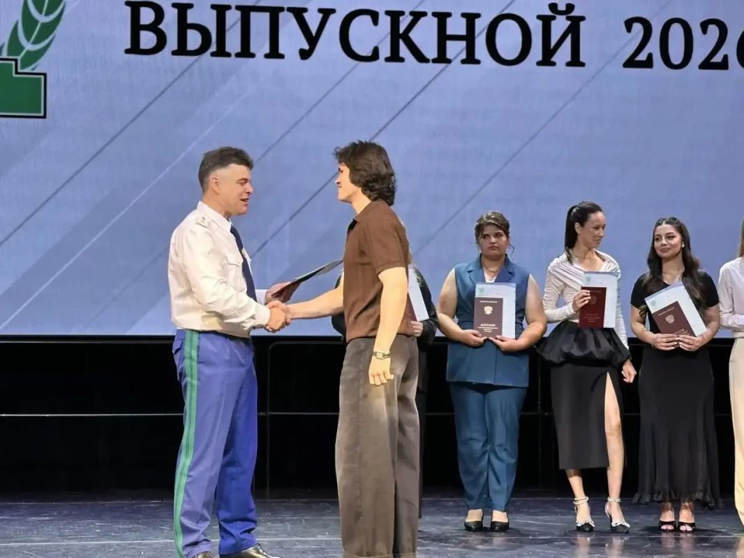 Прокурор области Константин Жиляков в торжественной обстановке вручил дипломы выпускникам колледжа Калужского института (филиала) ВГУЮ (РПА Минюста России), окончивших обучение с отличием, поздравил их и пожелал крепкого... Прокурор области Константин Жиляков в торжественной обстановке вручил дипломы выпускникам колледжа Калужского института (филиала) ВГУЮ (РПА Минюста России), окончивших обучение с отличием, поздравил их и пожелал крепкого...