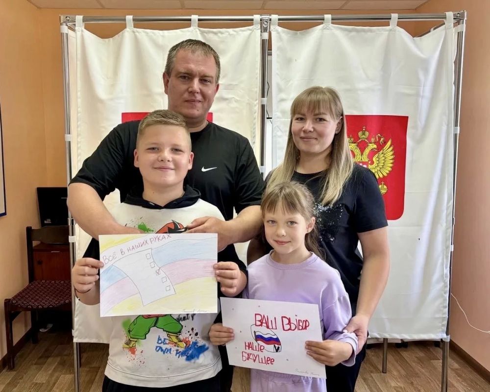 Семья — это то, что объединяет поколения и создает наше будущее! Семья — это то, что объединяет поколения и создает наше будущее!