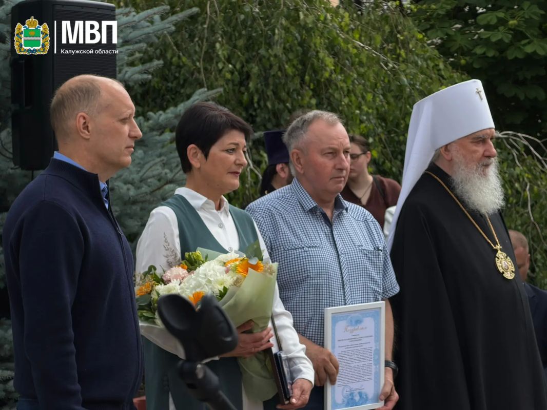 Сегодня в 11.00 в сквере Святых благоверных Петра и Февронии Муромских при храме Рождества Пресвятой Богородицы (Никитский) прошло мероприятие в честь праздника - Дня семьи, любви и верности Сегодня в 11.00 в сквере Святых благоверных Петра и Февронии Муромских при храме Рождества Пресвятой Богородицы (Никитский) прошло мероприятие в честь праздника - Дня семьи, любви и верности