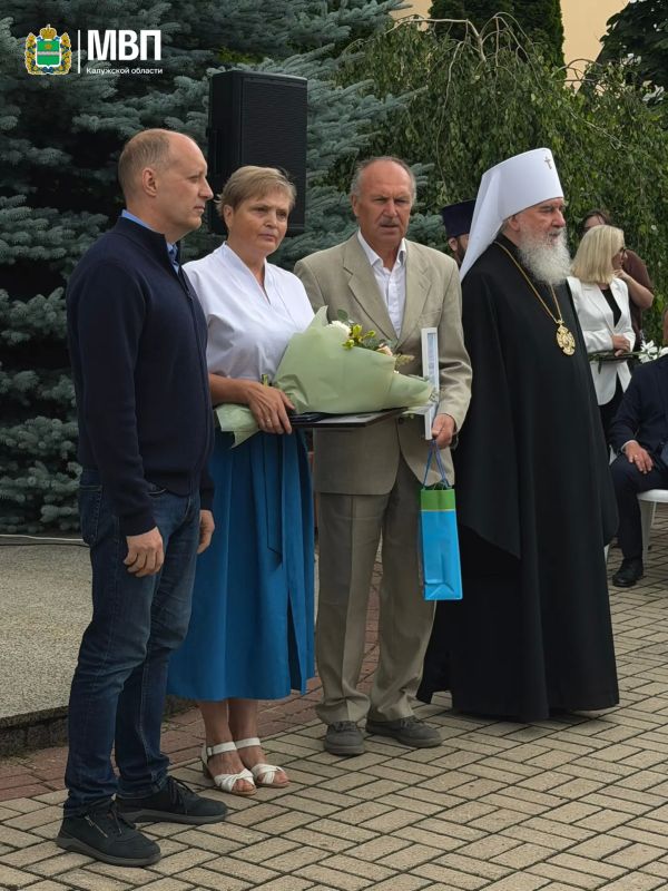 Сегодня в 11.00 в сквере Святых благоверных Петра и Февронии Муромских при храме Рождества Пресвятой Богородицы (Никитский) прошло мероприятие в честь праздника - Дня семьи, любви и верности Сегодня в 11.00 в сквере Святых благоверных Петра и Февронии Муромских при храме Рождества Пресвятой Богородицы (Никитский) прошло мероприятие в честь праздника - Дня семьи, любви и верности