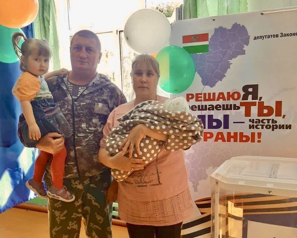 Семья — это то, что объединяет поколения и создает наше будущее! Семья — это то, что объединяет поколения и создает наше будущее!