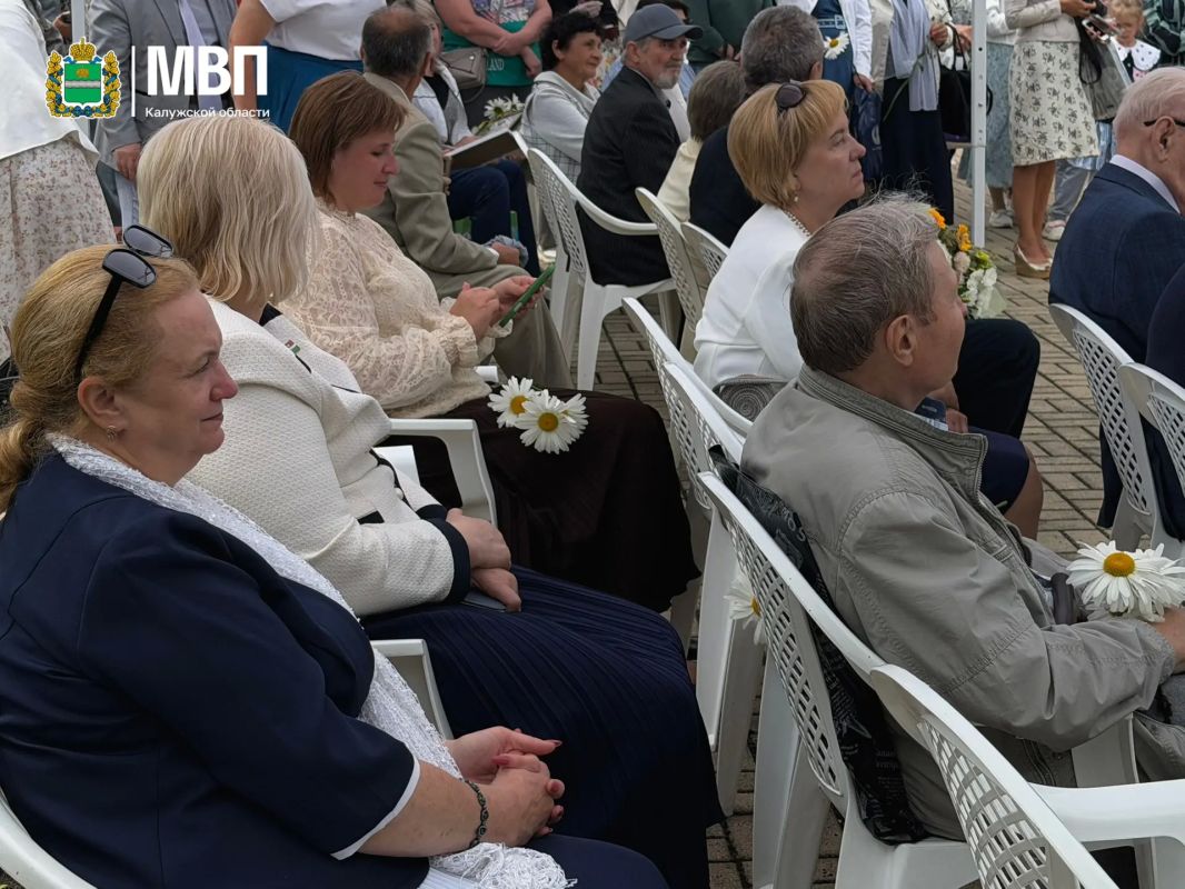 Сегодня в 11.00 в сквере Святых благоверных Петра и Февронии Муромских при храме Рождества Пресвятой Богородицы (Никитский) прошло мероприятие в честь праздника - Дня семьи, любви и верности Сегодня в 11.00 в сквере Святых благоверных Петра и Февронии Муромских при храме Рождества Пресвятой Богородицы (Никитский) прошло мероприятие в честь праздника - Дня семьи, любви и верности