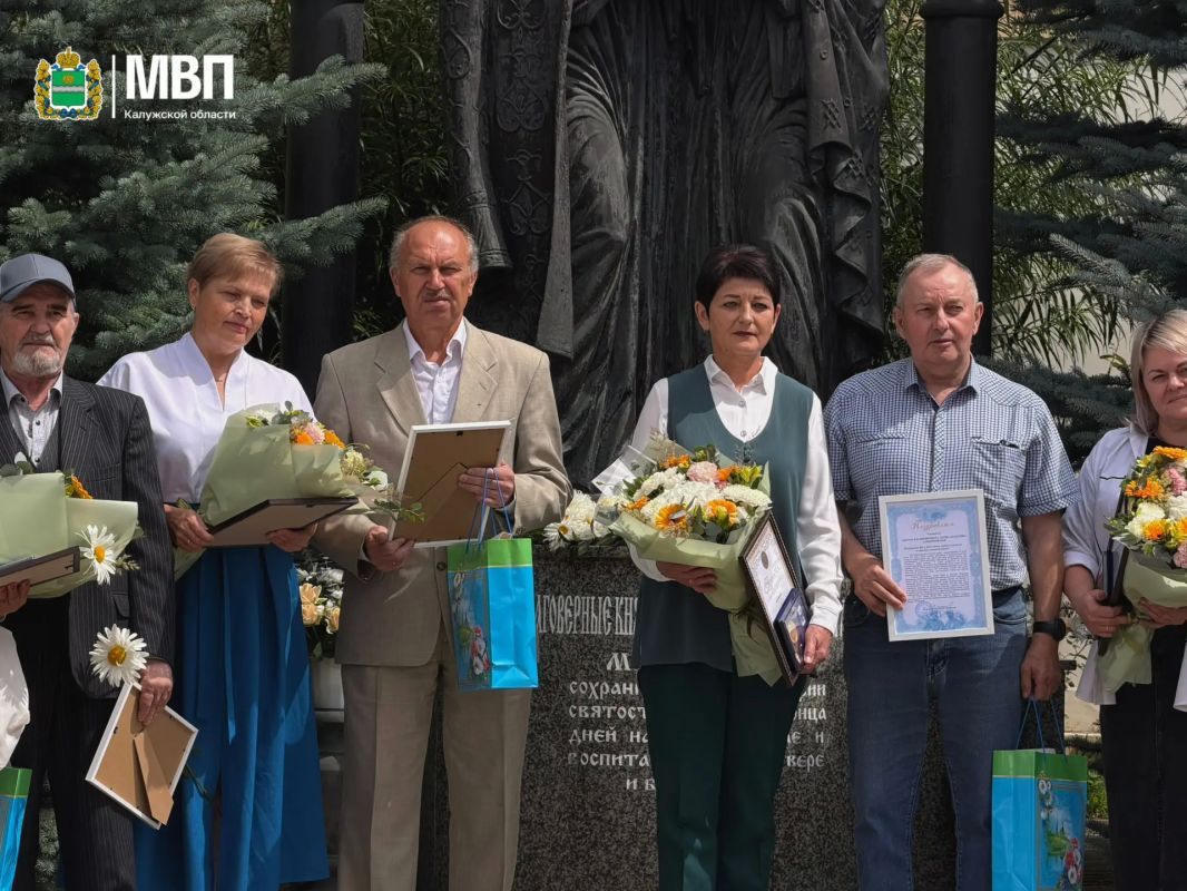 Сегодня в 11.00 в сквере Святых благоверных Петра и Февронии Муромских при храме Рождества Пресвятой Богородицы (Никитский) прошло мероприятие в честь праздника - Дня семьи, любви и верности Сегодня в 11.00 в сквере Святых благоверных Петра и Февронии Муромских при храме Рождества Пресвятой Богородицы (Никитский) прошло мероприятие в честь праздника - Дня семьи, любви и верности