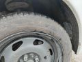 В Калуге мужчина повредил колесо машины, проехав по улице Бутомы