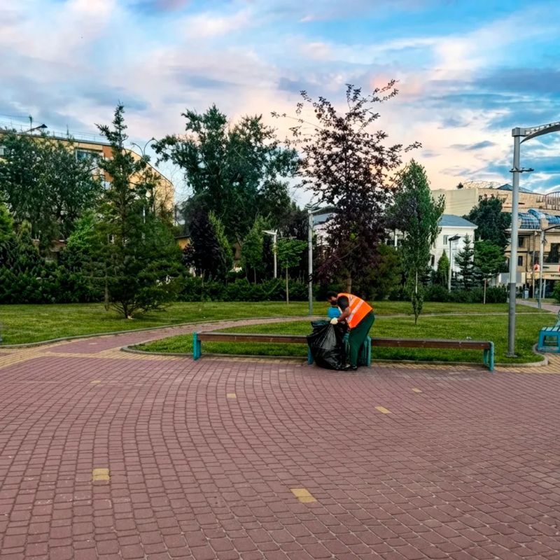 Городские службы ежедневно следят за порядком: убирают улицы, скверы и парки, высаживают цветы и ухаживают за зелёными насаждениями Городские службы ежедневно следят за порядком: убирают улицы, скверы и парки, высаживают цветы и ухаживают за зелёными насаждениями