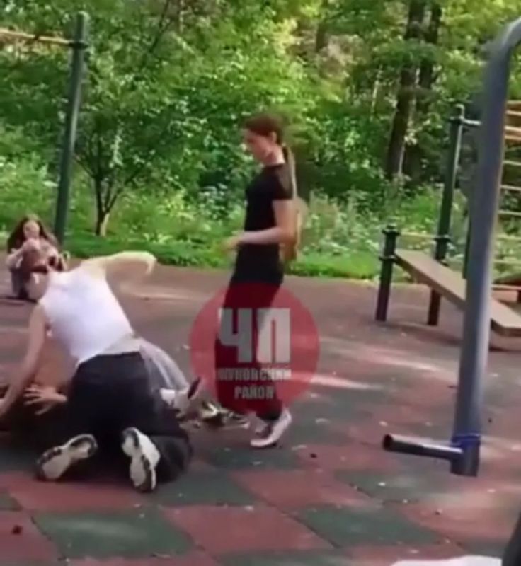 Школьницы избили сверстницу и сняли это на камеру
