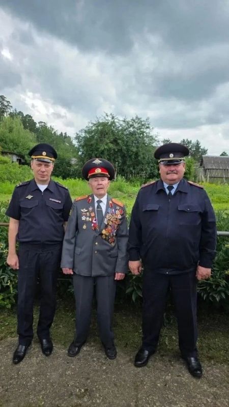 Руководитель Госавтоинспекции Калужской области поздравил ветерана службы Владимира Петровича Щепилина с 90-летием Госавтоинспекции России Руководитель Госавтоинспекции Калужской области поздравил ветерана службы Владимира Петровича Щепилина с 90-летием Госавтоинспекции России