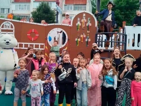 В Тарусе к 780-летию города открыли детскую площадку "Корабль Таруса"