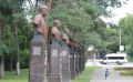 «Выглядит ужасно»: зачем чиновники покрасили бюсты Героев в коричневый