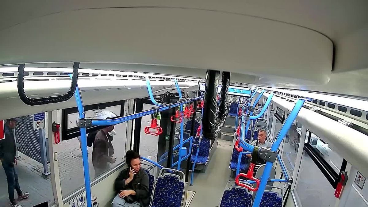 Подросток ворует из троллейбусов аварийные молотки