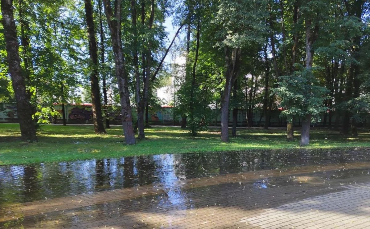 В сквере Кирюхина вторую неделю течёт вода В сквере Кирюхина вторую неделю течёт вода