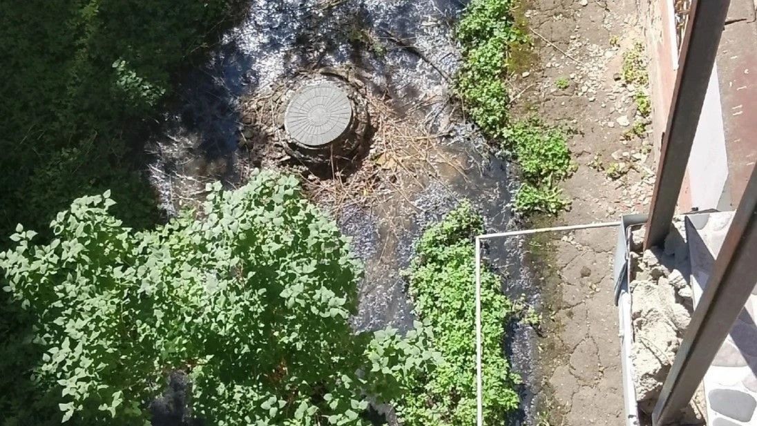 В центре Калуги третий месяц устраняют зловонное болото