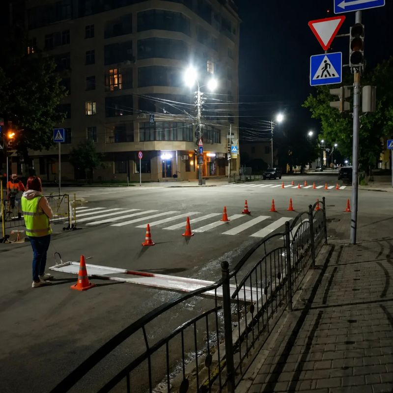 Продолжаем обновлять разметку на пешеходных переходах Продолжаем обновлять разметку на пешеходных переходах