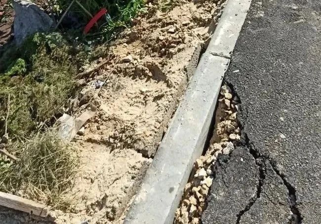 В деревне Пучково при уборке мусора разрушили бордюры В деревне Пучково при уборке мусора разрушили бордюры