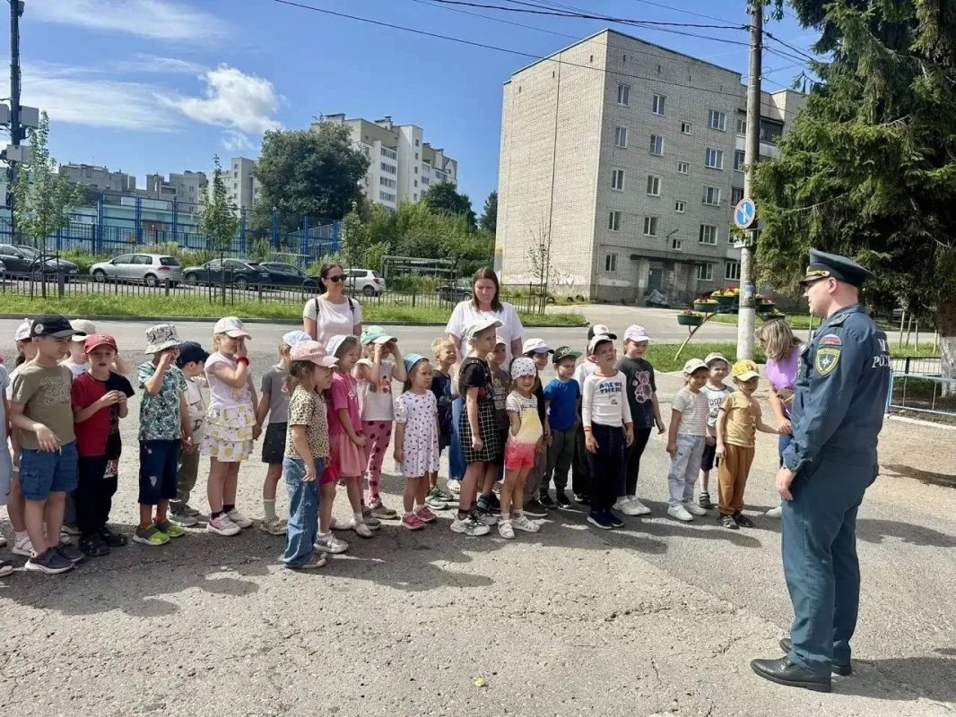Маленькие герои большого огня: как дошколята примерили роль пожарных Маленькие герои большого огня: как дошколята примерили роль пожарных